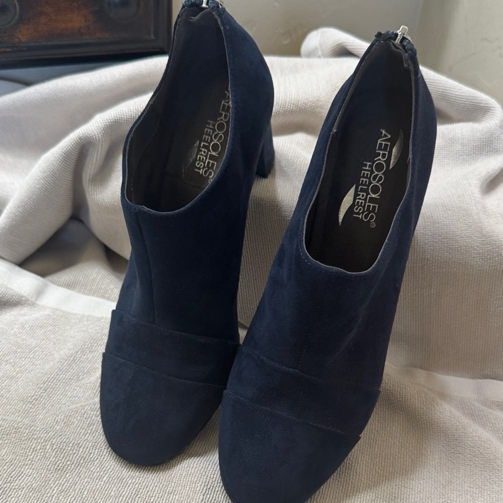 AEROSOLES Women's Elegant Black Ankle Booties - Picture 6 of 6